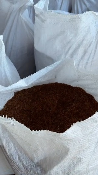 Saco branco aberto com pó de coco peneirado — foto do material Eco e Ponto
