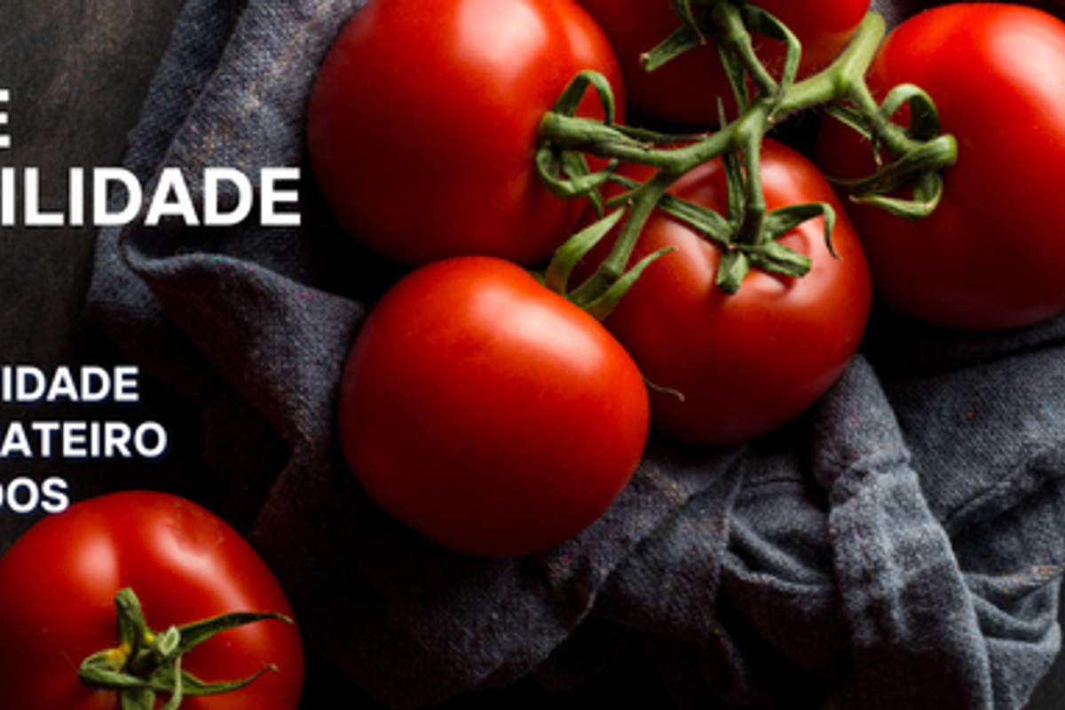 Mostrando a imagem de 03 tomates bem bonitos e vermelhos em cima de um tecido preto