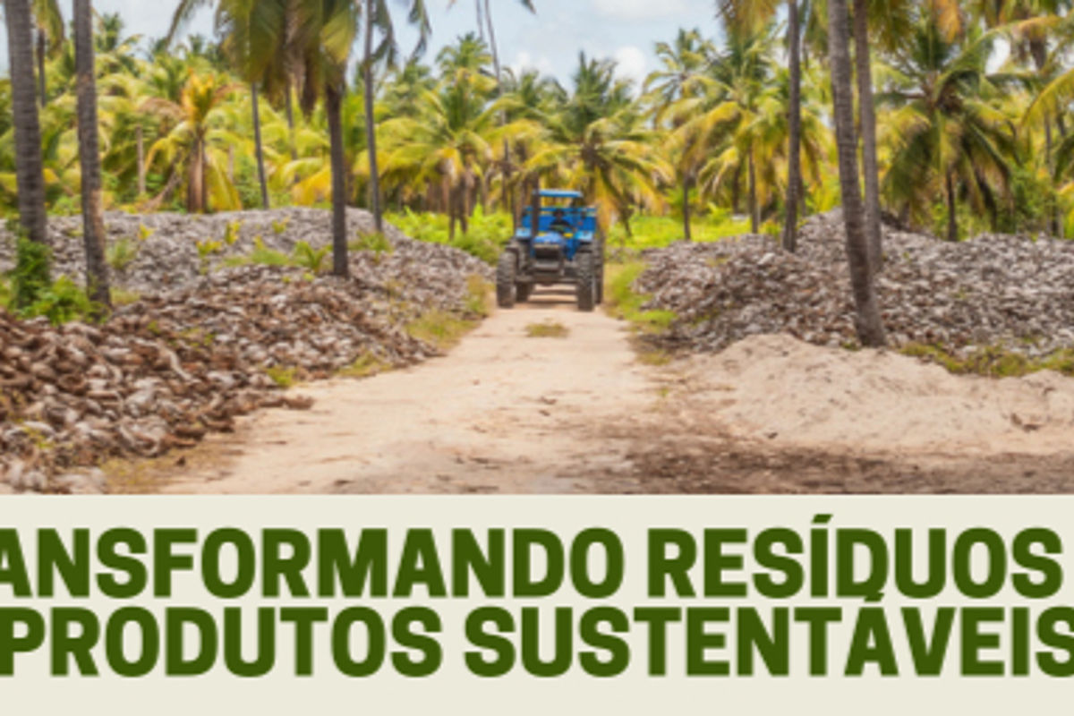 Foto de um trator passando por uma estrada com vários montes de casca de coco seca e uma frase Transformando resíduos em produtos sustentáveis