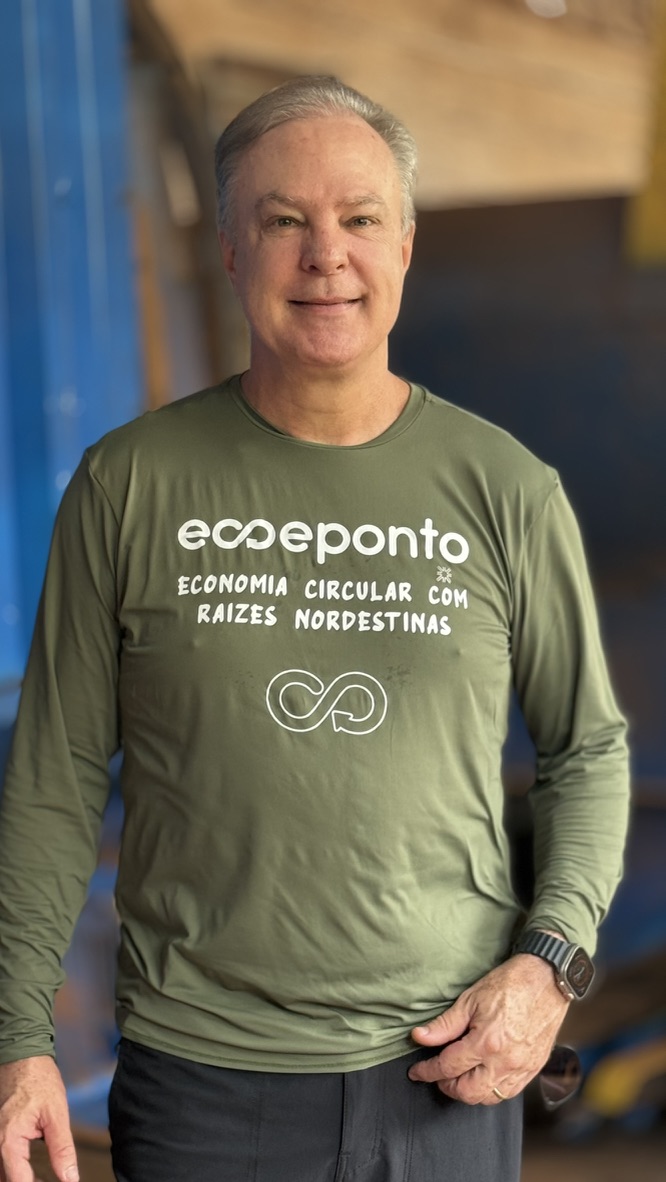 Deivison Pedroza, fundador da Eco e Ponto, com camiseta verde da marca